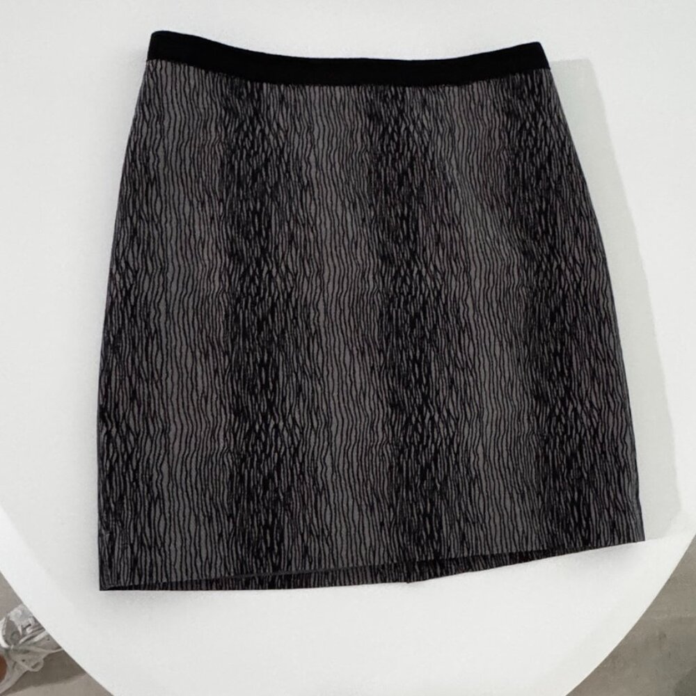 Ann Taylor Black and Gray Skirt Size 10